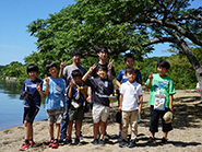 生きもの調べ 秋鹿なぎさ公園で集合写真
